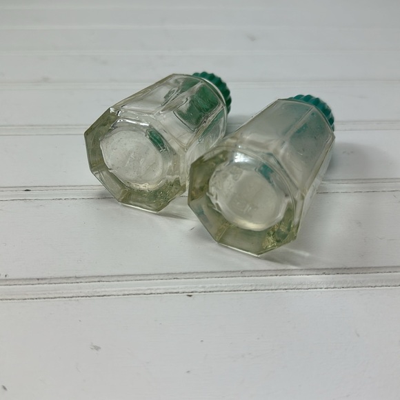 Hazel Atlas Vintage Salt and Pepper Shaker Set with Teal Lids - Picture 2 of 10